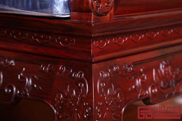 大小各異，形態(tài)不一的荷花、荷葉雕刻更顯家具氣韻高貴