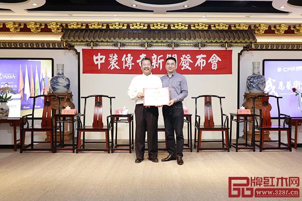 中裝傳奇創(chuàng)始人金彪云(左)為陸光正、盧光華、陳一中、張玉海四位大師頒發(fā)中裝傳奇高級顧問聘書 中裝傳奇創(chuàng)始人金彪云(左)為陸光正、盧光華、陳一中、張玉海四位大師頒發(fā)中裝傳奇高級顧問聘書