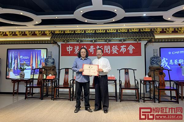 中裝傳奇創(chuàng)始人金彪云(左)為陸光正、盧光華、陳一中、張玉海四位大師頒發(fā)中裝傳奇高級顧問聘書 中裝傳奇創(chuàng)始人金彪云(左)為陸光正、盧光華、陳一中、張玉海四位大師頒發(fā)中裝傳奇高級顧問聘書