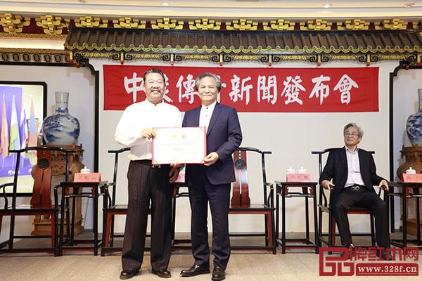 中裝傳奇創(chuàng)始人金彪云(左)為陸光正、盧光華、陳一中、張玉海四位大師頒發(fā)中裝傳奇高級顧問聘書 中裝傳奇創(chuàng)始人金彪云(左)為陸光正、盧光華、陳一中、張玉海四位大師頒發(fā)中裝傳奇高級顧問聘書