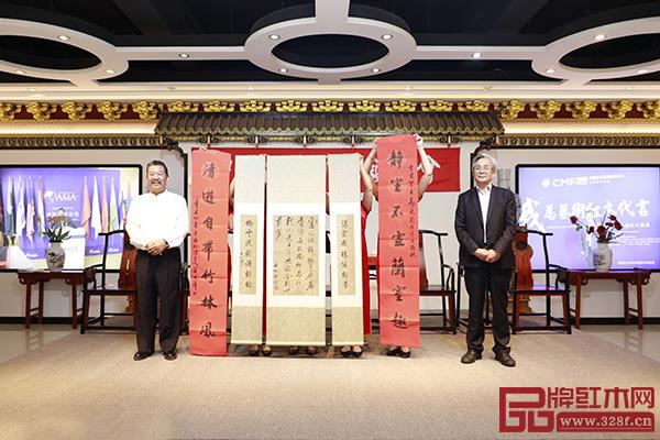 中國工藝美術大師、中國竹工藝大師盧光華(右)向金彪云大師贈送精心創(chuàng)作的書法作品 中國工藝美術大師、中國竹工藝大師盧光華(右)向金彪云大師贈送精心創(chuàng)作的書法作品