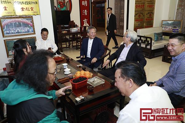 亞太地區(qū)手工藝大師陸光正,中國工藝美術大師盧光華、陳一中,中國木雕博物館副館長張玉海等知名大咖與金彪云大師探討中裝傳奇的未來發(fā)展 亞太地區(qū)手工藝大師陸光正,中國工藝美術大師盧光華、陳一中,中國木雕博物館副館長張玉海等知名大咖與金彪云大師探討中裝傳奇的未來發(fā)展