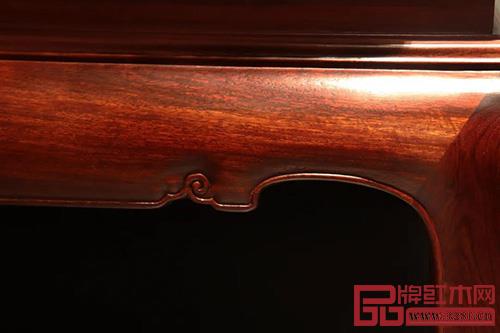 《銘君沙發(fā)》以線條勾勒，演繹君子風(fēng)度