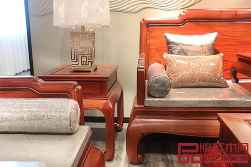 沙發(fā)通體留白的設(shè)計(jì)更能凸顯木材本身的質(zhì)地和肌理感