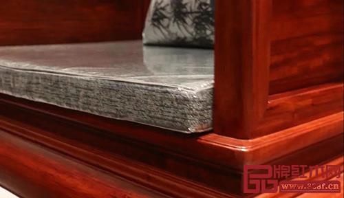 中信紅木古典系列新品沙發(fā)以簡(jiǎn)雅的古典明式風(fēng)格營(yíng)造現(xiàn)代空間意趣