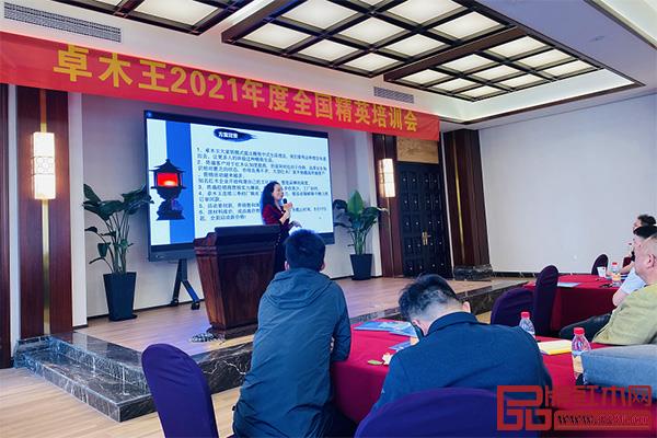 青島翊之道企業(yè)管理咨詢公司總經(jīng)理王帆開啟卓木王工廠直購節(jié)活動宣講和啟動會 青島翊之道企業(yè)管理咨詢公司總經(jīng)理王帆開啟卓木王工廠直購節(jié)活動宣講和啟動會