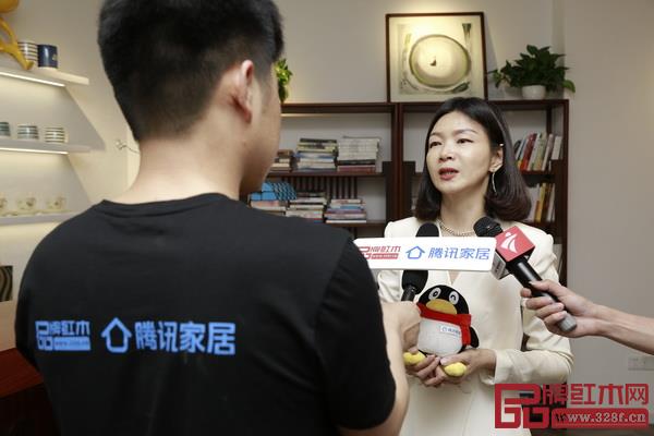 紅古軒營(yíng)銷總監(jiān)楊晶接受騰訊家居&品牌紅木媒體聯(lián)合采訪 紅古軒營(yíng)銷總監(jiān)楊晶接受騰訊家居&品牌紅木媒體聯(lián)合采訪