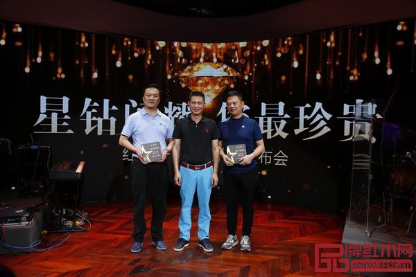 紅古軒品牌創(chuàng)始人吳赤宇(中)頒發(fā)“鉆石VIP”會(huì)員牌匾 紅古軒品牌創(chuàng)始人吳赤宇(中)頒發(fā)“鉆石VIP”會(huì)員牌匾