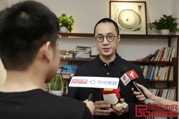 兩位歌手分別接受騰訊家居&品牌紅木采訪 兩位歌手分別接受騰訊家居&品牌紅木采訪