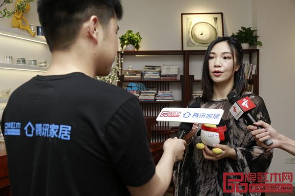 兩位歌手分別接受騰訊家居&品牌紅木采訪 兩位歌手分別接受騰訊家居&品牌紅木采訪