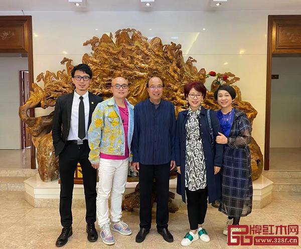 慧谷家族領(lǐng)導(dǎo)與卓木王董事長杜承三、總裁杜長江親切交流 慧谷家族領(lǐng)導(dǎo)與卓木王董事長杜承三、總裁杜長江親切交流