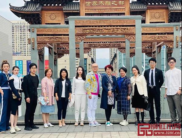 杜長江總裁和慧谷家族一行參觀中國木雕博物館 杜長江總裁和慧谷家族一行參觀中國木雕博物館