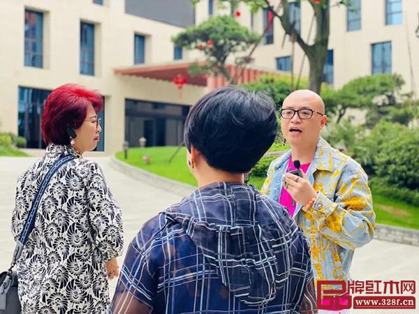 卓木王總裁杜長江陪同慧谷家族一行考察卓木王園區(qū) 卓木王總裁杜長江陪同慧谷家族一行考察卓木王園區(qū)