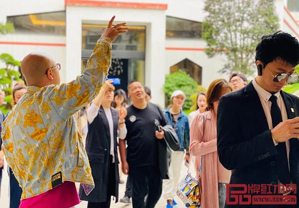 卓木王總裁杜長江陪同慧谷家族一行考察卓木王園區(qū) 卓木王總裁杜長江陪同慧谷家族一行考察卓木王園區(qū)