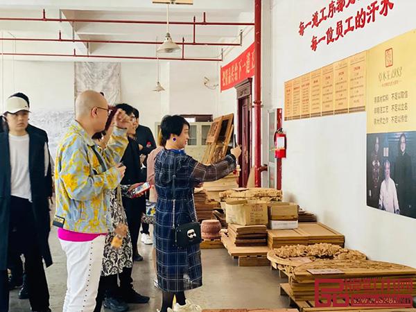 杜長江總裁帶領(lǐng)慧谷家族一行參觀卓木王生產(chǎn)車間和環(huán)保設(shè)備 杜長江總裁帶領(lǐng)慧谷家族一行參觀卓木王生產(chǎn)車間和環(huán)保設(shè)備