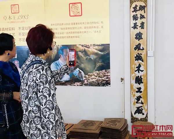 杜長江總裁帶領(lǐng)慧谷家族一行參觀卓木王生產(chǎn)車間和環(huán)保設(shè)備 杜長江總裁帶領(lǐng)慧谷家族一行參觀卓木王生產(chǎn)車間和環(huán)保設(shè)備