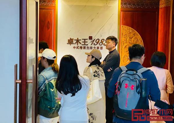 卓木王總裁杜長江向慧谷家族領(lǐng)導(dǎo)介紹“醉中國”系列設(shè)計(jì)理念 卓木王總裁杜長江向慧谷家族領(lǐng)導(dǎo)介紹“醉中國”系列設(shè)計(jì)理念