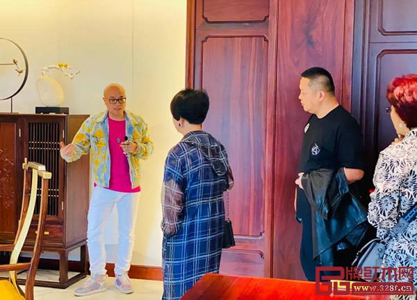 卓木王總裁杜長江向慧谷家族領(lǐng)導(dǎo)介紹“醉中國”系列設(shè)計(jì)理念 卓木王總裁杜長江向慧谷家族領(lǐng)導(dǎo)介紹“醉中國”系列設(shè)計(jì)理念