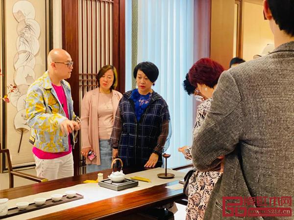 卓木王總裁杜長江向慧谷家族領(lǐng)導(dǎo)介紹“醉中國”系列設(shè)計(jì)理念 卓木王總裁杜長江向慧谷家族領(lǐng)導(dǎo)介紹“醉中國”系列設(shè)計(jì)理念