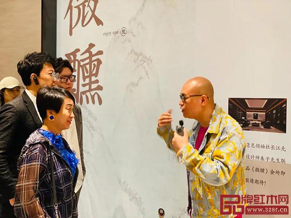 卓木王總裁杜長江向慧谷家族領(lǐng)導(dǎo)介紹“醉中國”系列設(shè)計(jì)理念 卓木王總裁杜長江向慧谷家族領(lǐng)導(dǎo)介紹“醉中國”系列設(shè)計(jì)理念