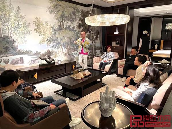 卓木王總裁杜長江向參觀嘉賓介紹“悅中國”產(chǎn)品 卓木王總裁杜長江向參觀嘉賓介紹“悅中國”產(chǎn)品