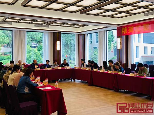 卓木王與慧谷家族舉行交流座談會(huì) 卓木王與慧谷家族舉行交流座談會(huì)