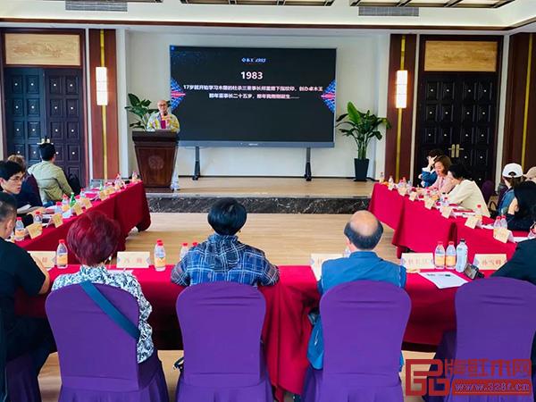 卓木王總裁杜長江對(duì)中式精致生活大家居的品牌內(nèi)核進(jìn)行宣講 卓木王總裁杜長江對(duì)中式精致生活大家居的品牌內(nèi)核進(jìn)行宣講