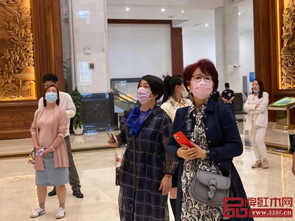 杜長江總裁和慧谷家族一行參觀盧宅 杜長江總裁和慧谷家族一行參觀盧宅