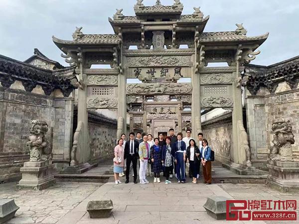 杜長江總裁和慧谷家族一行參觀盧宅 杜長江總裁和慧谷家族一行參觀盧宅