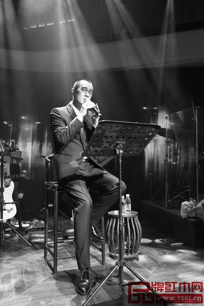 中國著名男低音歌唱家趙鵬老師深情演唱中 中國著名男低音歌唱家趙鵬老師深情演唱中