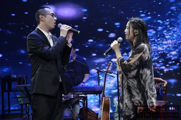 中國著名男低音歌唱家趙鵬老師(左)與中國著名女低音歌手郭宴(右)現(xiàn)場聯(lián)袂演唱 中國著名男低音歌唱家趙鵬老師(左)與中國著名女低音歌手郭宴(右)現(xiàn)場聯(lián)袂演唱