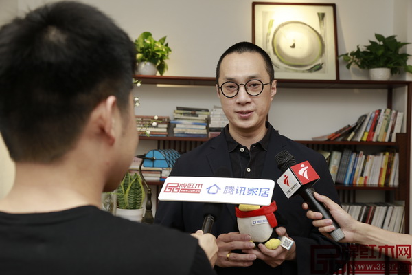 中國著名男低音歌唱家趙鵬老師接受騰訊家居、廣東電視臺、品牌紅木媒體聯(lián)合采訪 中國著名男低音歌唱家趙鵬老師接受騰訊家居、廣東電視臺、品牌紅木媒體聯(lián)合采訪