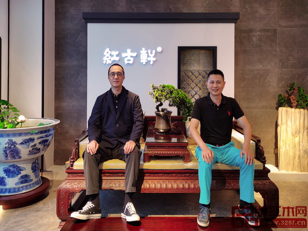 中國著名男低音歌唱家趙鵬老師(左)在紅古軒品牌創(chuàng)始人吳赤宇(右)的陪同下,近距離品鑒紅古軒紅木家具 中國著名男低音歌唱家趙鵬老師(左)在紅古軒品牌創(chuàng)始人吳赤宇(右)的陪同下,近距離品鑒紅古軒紅木家具