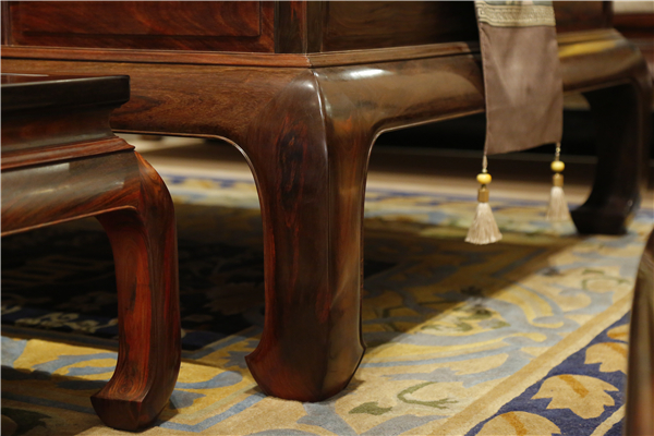 幾腳采用傳統(tǒng)明式家具特色——鼓腿彭牙式 幾腳采用傳統(tǒng)明式家具特色——鼓腿彭牙式