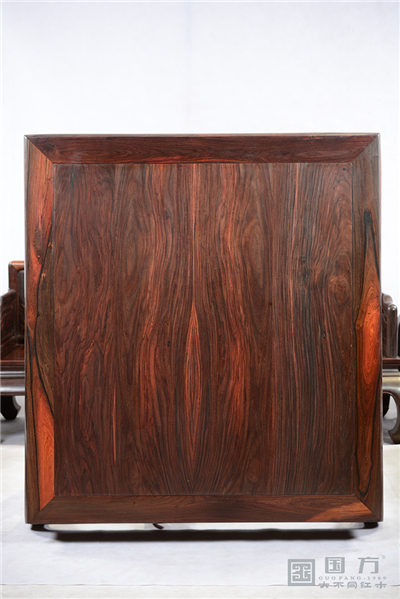 平幾面板采用一木雙開,展現(xiàn)木紋舒揚(yáng)之美 平幾面板采用一木雙開,展現(xiàn)木紋舒揚(yáng)之美