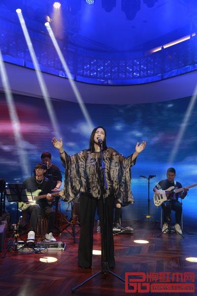 “黑膠天后”郭宴 “黑膠天后”郭宴