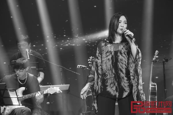 “黑膠天后”郭宴 “黑膠天后”郭宴