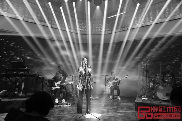 “黑膠天后”郭宴 “黑膠天后”郭宴