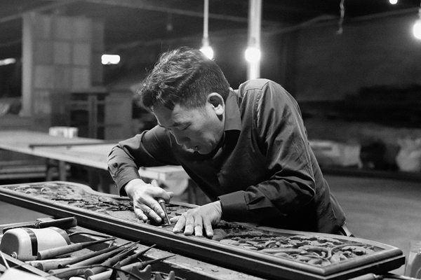 《大紅酸枝荷趣沙發(fā)》由工藝美術(shù)大師陳新平領(lǐng)銜打造 《大紅酸枝荷趣沙發(fā)》由工藝美術(shù)大師陳新平領(lǐng)銜打造