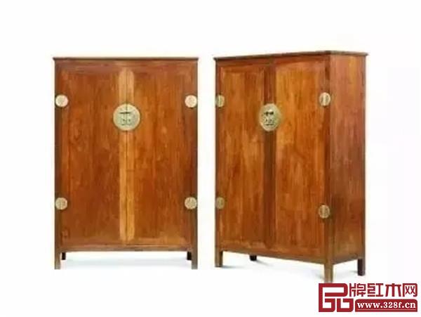 2015嘉德秋拍,清早期·黃花梨方腿圓角柜(成對(duì)),柜門板心也取自同一樹,但均為兩拼板 2015嘉德秋拍,清早期·黃花梨方腿圓角柜(成對(duì)),柜門板心也取自同一樹,但均為兩拼板