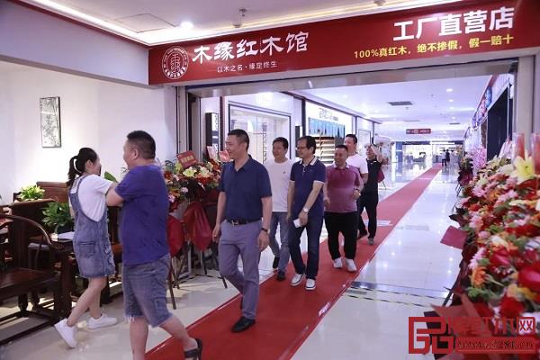 開業(yè)當天,店內(nèi)熱鬧非凡 開業(yè)當天,店內(nèi)熱鬧非凡