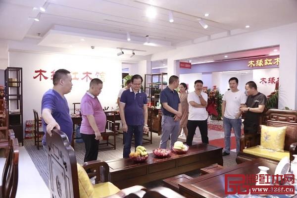 開業(yè)當天,店內(nèi)熱鬧非凡 開業(yè)當天,店內(nèi)熱鬧非凡