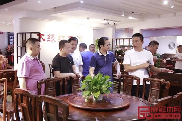 開業(yè)當天,店內(nèi)熱鬧非凡 開業(yè)當天,店內(nèi)熱鬧非凡