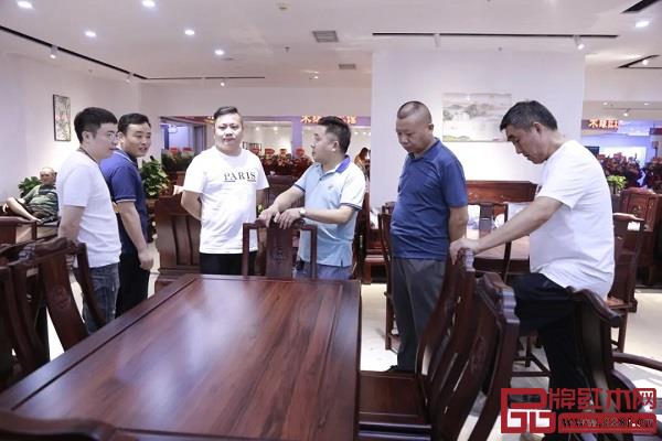 木緣紅木董事長汪輝及眾多嘉賓一同蒞臨現(xiàn)場,慶祝木緣紅木廣州南沙店開業(yè) 木緣紅木董事長汪輝及眾多嘉賓一同蒞臨現(xiàn)場,慶祝木緣紅木廣州南沙店開業(yè)