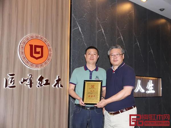 林志洪會長(右)為匠峰家具詹鍛煉董事長(左)頒牌 林志洪會長(右)為匠峰家具詹鍛煉董事長(左)頒牌