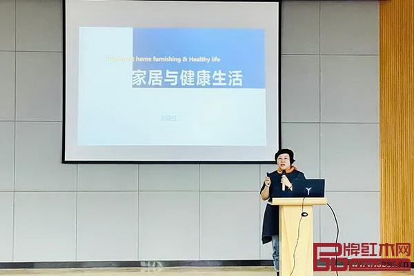 順德職業(yè)技術(shù)學(xué)院設(shè)計學(xué)院博士、教授劉曉紅現(xiàn)場發(fā)表“家居與健康生活”主題演講 順德職業(yè)技術(shù)學(xué)院設(shè)計學(xué)院博士、教授劉曉紅現(xiàn)場發(fā)表“家居與健康生活”主題演講