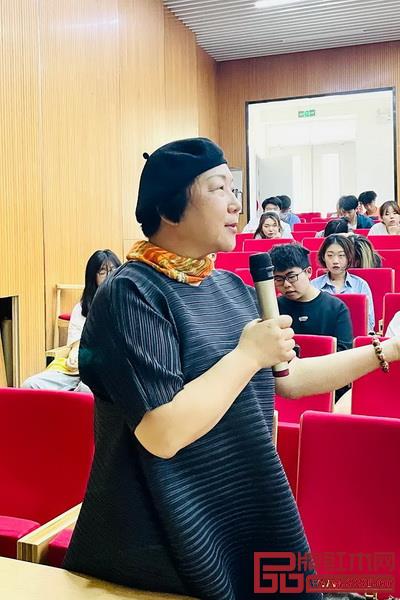 劉曉紅教授與學(xué)生現(xiàn)場互動 劉曉紅教授與學(xué)生現(xiàn)場互動