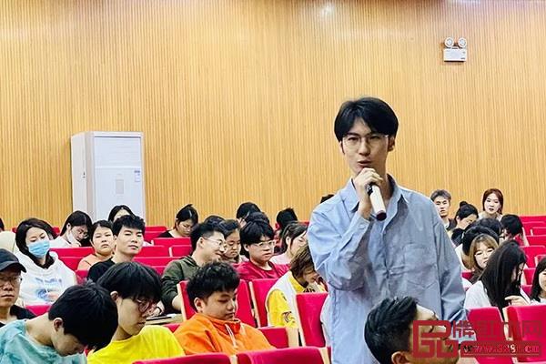 同學(xué)們踴躍提問 同學(xué)們踴躍提問