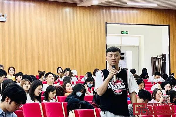 同學(xué)們踴躍提問 同學(xué)們踴躍提問