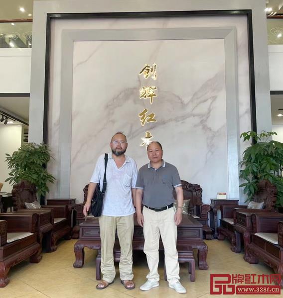 多次走訪交流，華南農(nóng)業(yè)大學(xué)藝術(shù)學(xué)院老師何忠華（左）與創(chuàng)輝紅木總經(jīng)理陸仁信（右）已然成為老友